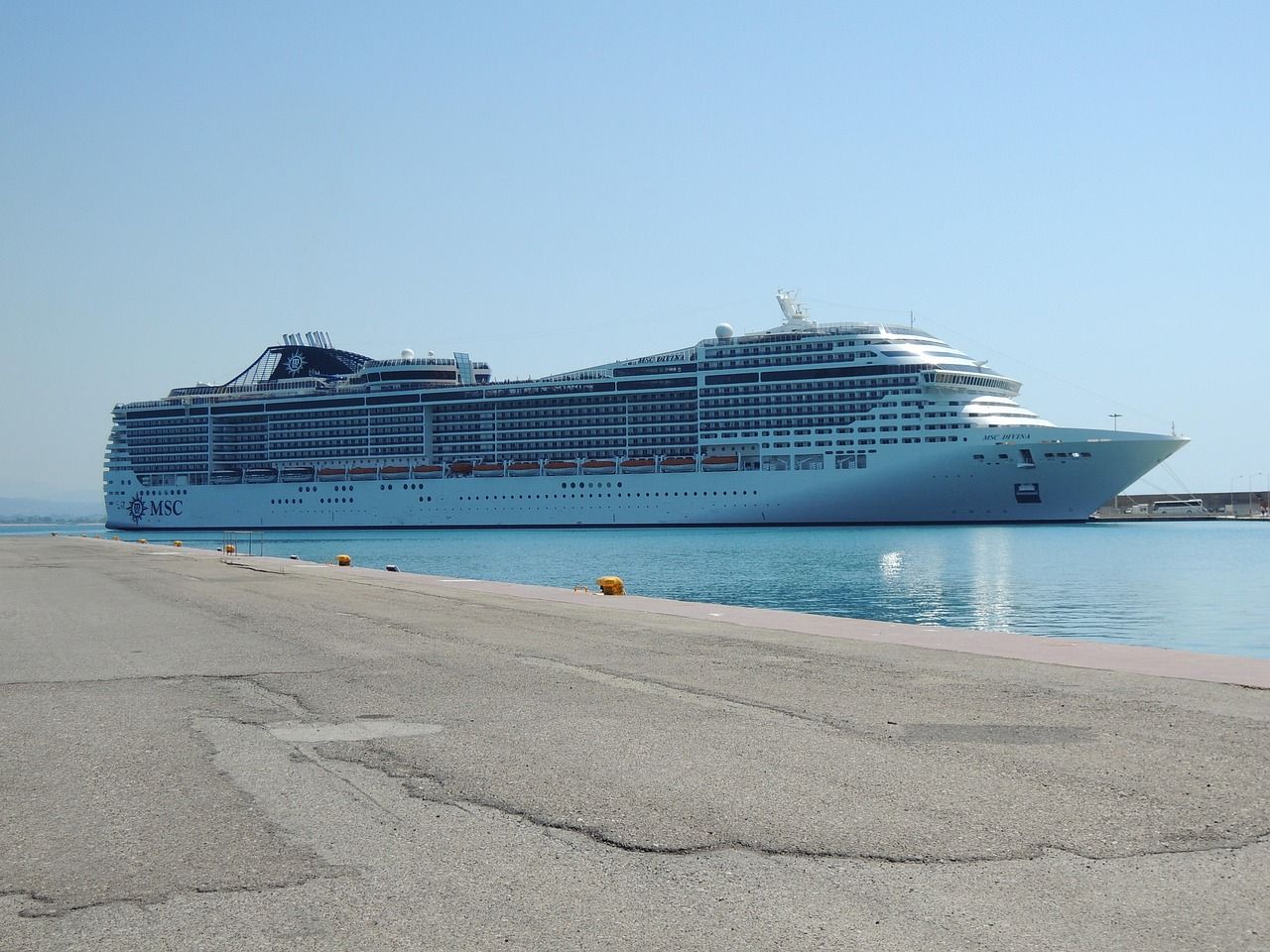 découvrez nos croisières en méditerranée et explorez des destinations magnifiques tout en profitant d'un confort exceptionnel à bord.