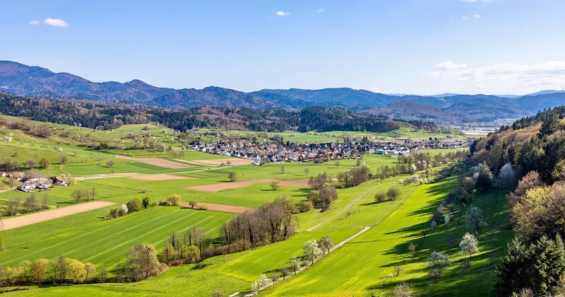 Quel est le village typique de la Forêt-Noire en Allemagne ?