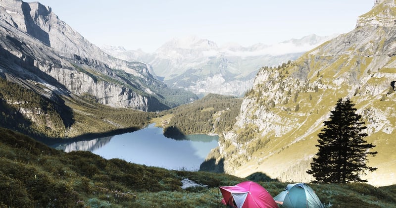 Quel camping choisir pour visiter les villages perchés de la Drôme en 2026 ? Cinq bases, cinq réponses
